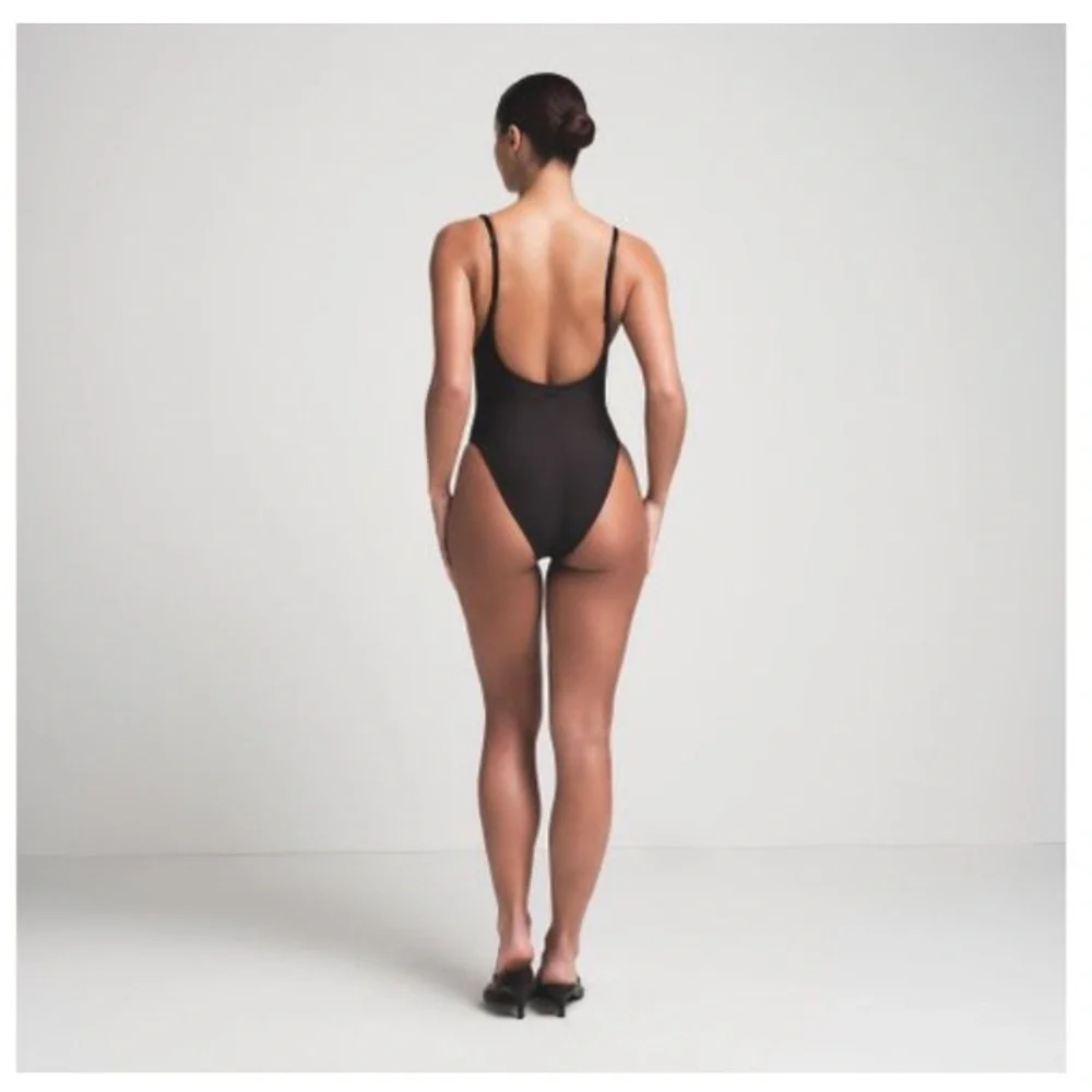 SKIMS SIGNATURE SWIM SCOOP NECK ONE PIECE